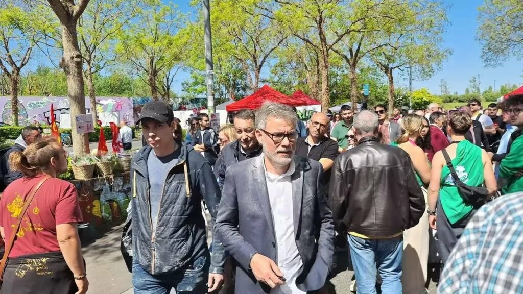 Prim-secretar socialist francez atacat cu făină la proteste 1 mai