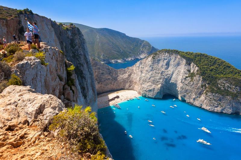 Turist salvat miraculos pe insula grecească. Imagini dramatice cu operațiunea de salvare