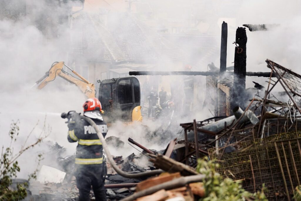 Incendiul care a distrus trei locuințe în Sibiu: un detaliu a stat la baza tragediei
