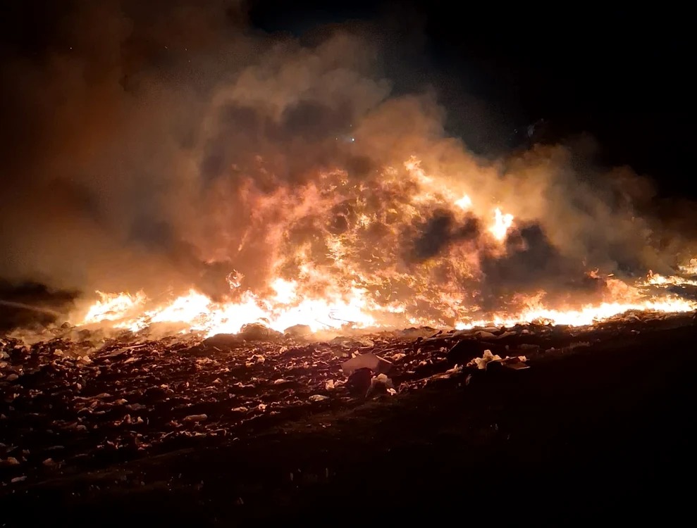 Oradea sub alertă din cauza fumului de la incendiul din depozit de deșeuri
