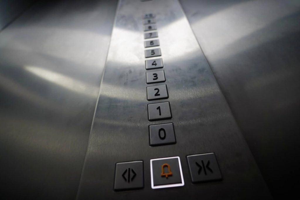 Explozie șocantă într-un lift: o baterie externă provoacă incendiu în Rusia