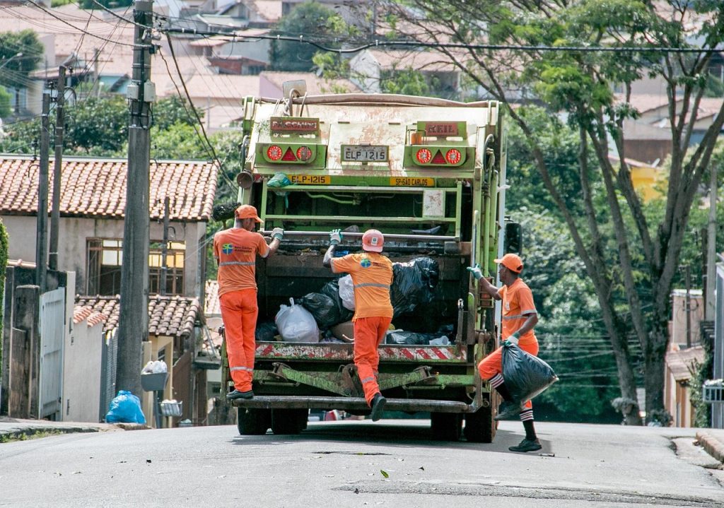 Consiliul Concurenței anchetează Eco Sud pentru clauze ilegale la subcontractorii gropii de gunoi din București