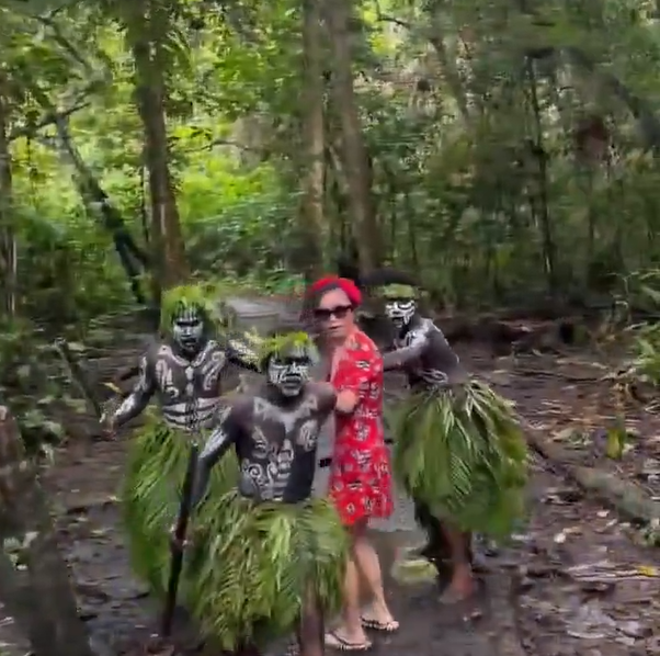 Filmare șocantă: turiști chinezi, victime ale unei înscene în Papua Noua Guinee