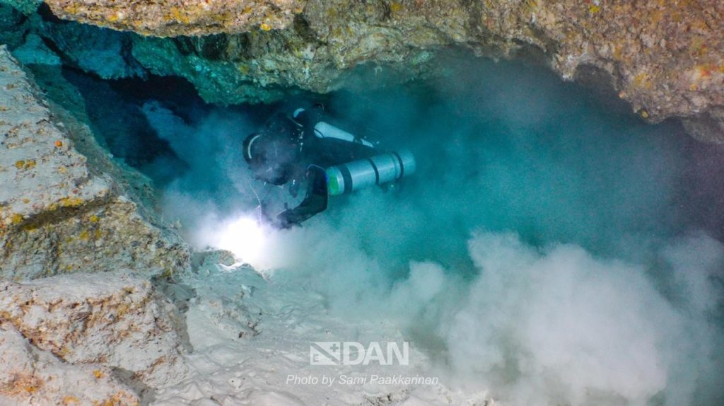 Scafandri finlandezi descoperă secrete în peștera subacvatică din Maldive unde au murit patru italieni