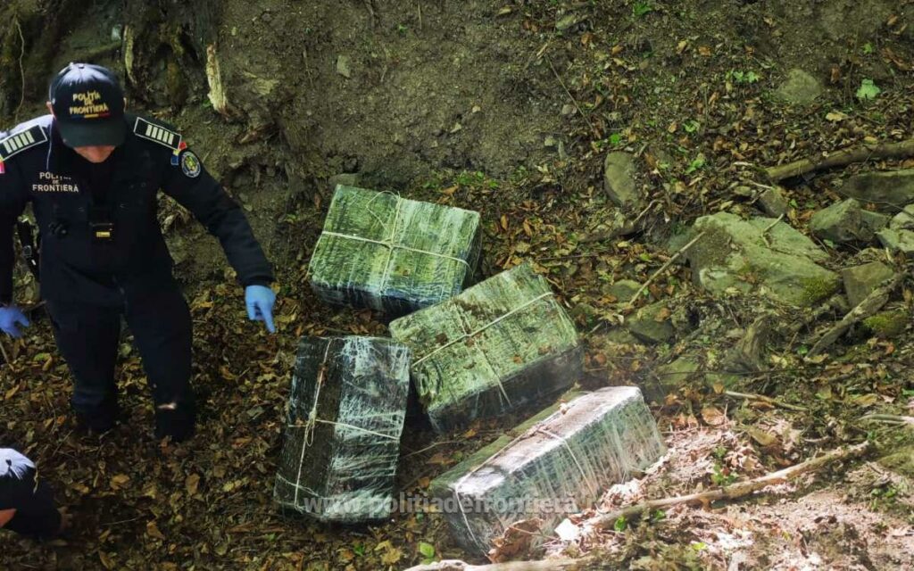Țigări ascunse în pădure și mobilier, descoperite în Maramureș
