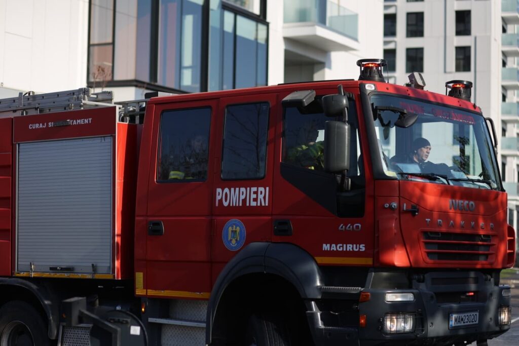 Incendiu devastator la La Cocoșatu, 20 de persoane evacuate