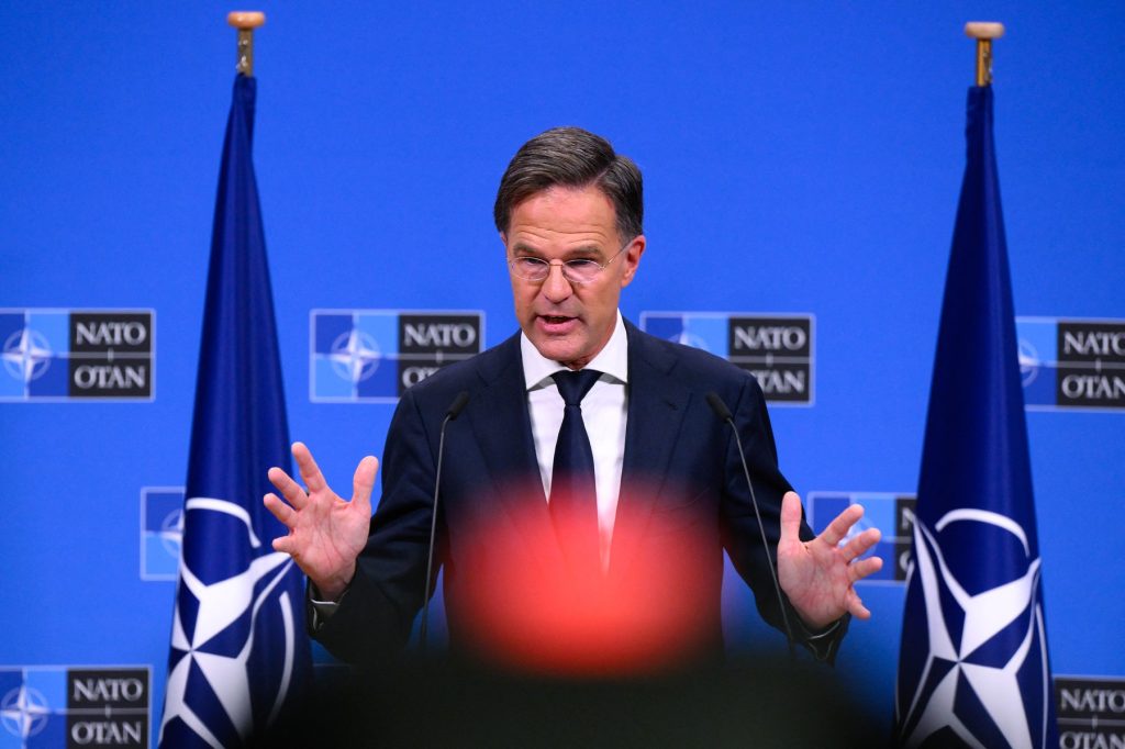 Rutte vrea să țină SUA în NATO cu contracte de apărare pentru Trump