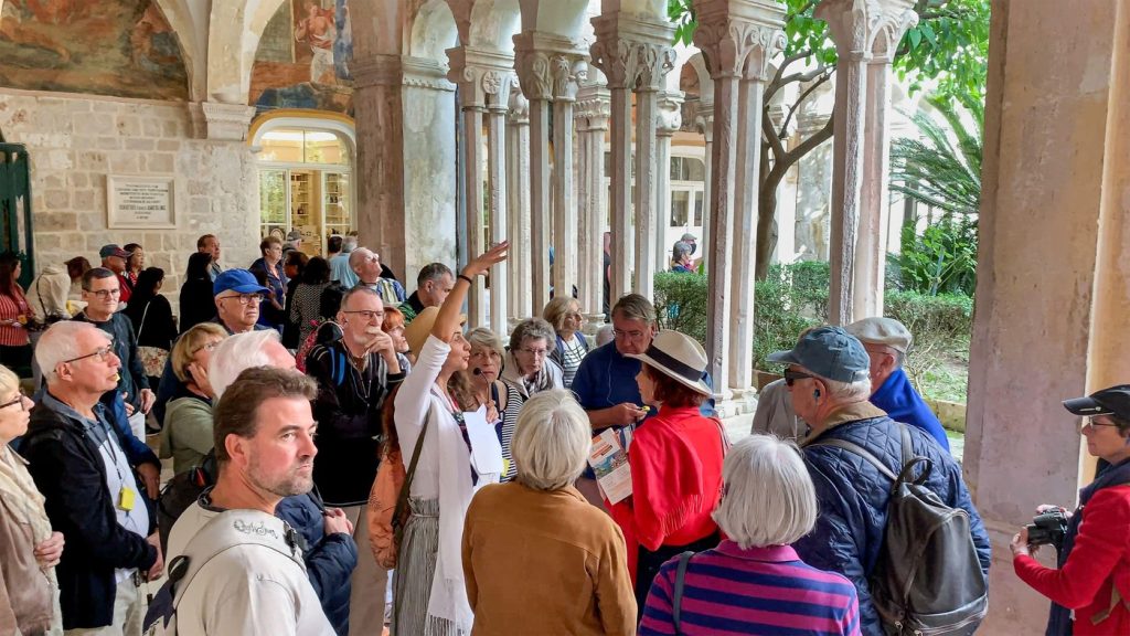 Noul regulament pentru ghizii turistici: ce schimbări anunță ministrul Turismului