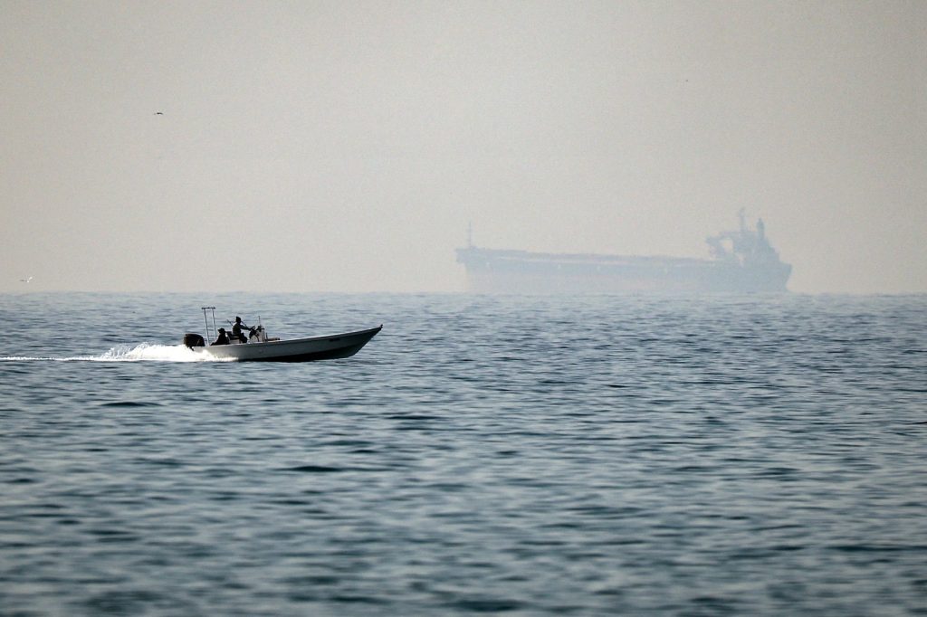 Iranul trage focuri de avertisment în Strâmtoarea Ormuz
