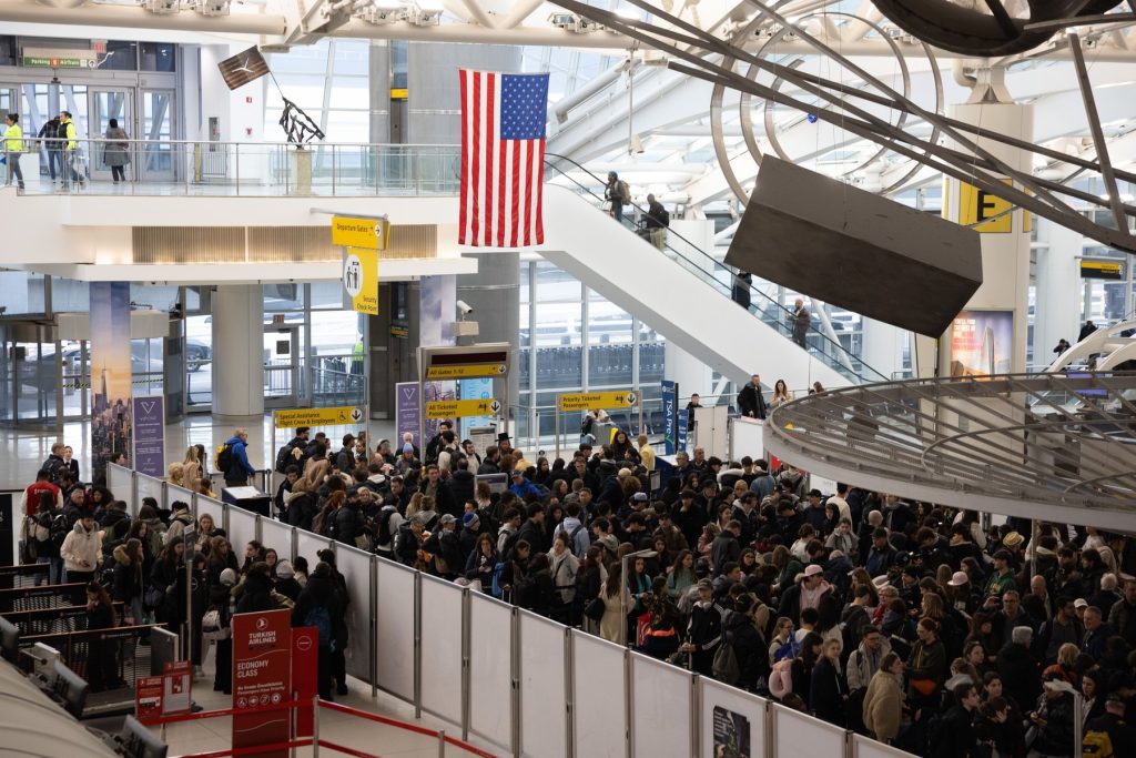 Măsuri dure anti-imigrație ale lui Trump vor paraliza aeroporturile