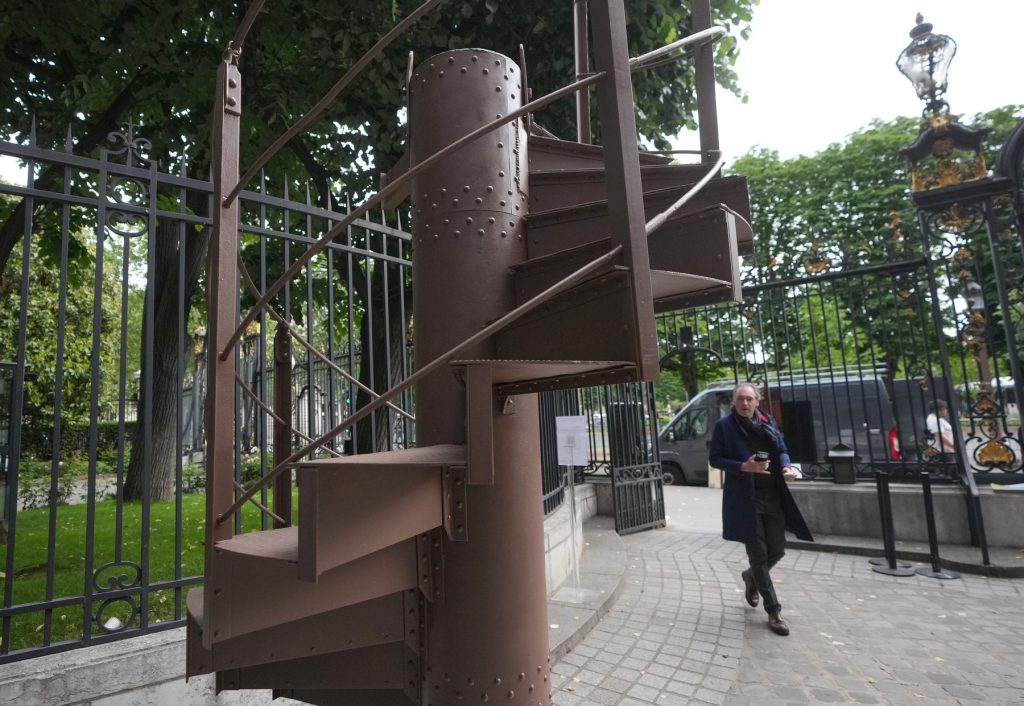 Scara originală Eiffel, vândută de trei ori peste estimare