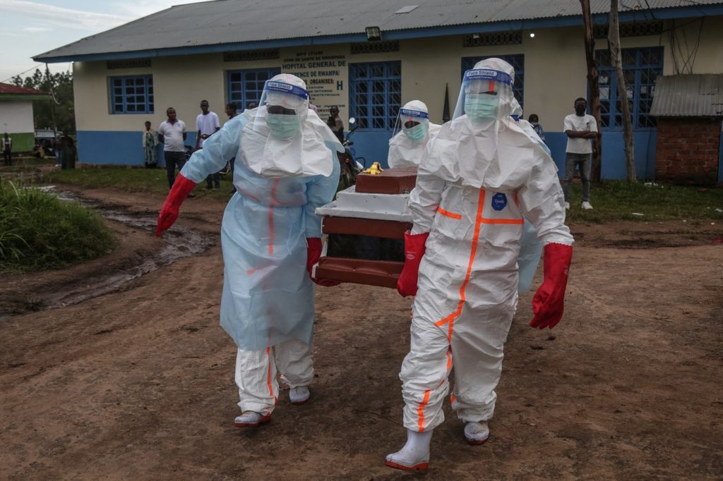 Ebola se răspândește: 10 țări în alertă maximă