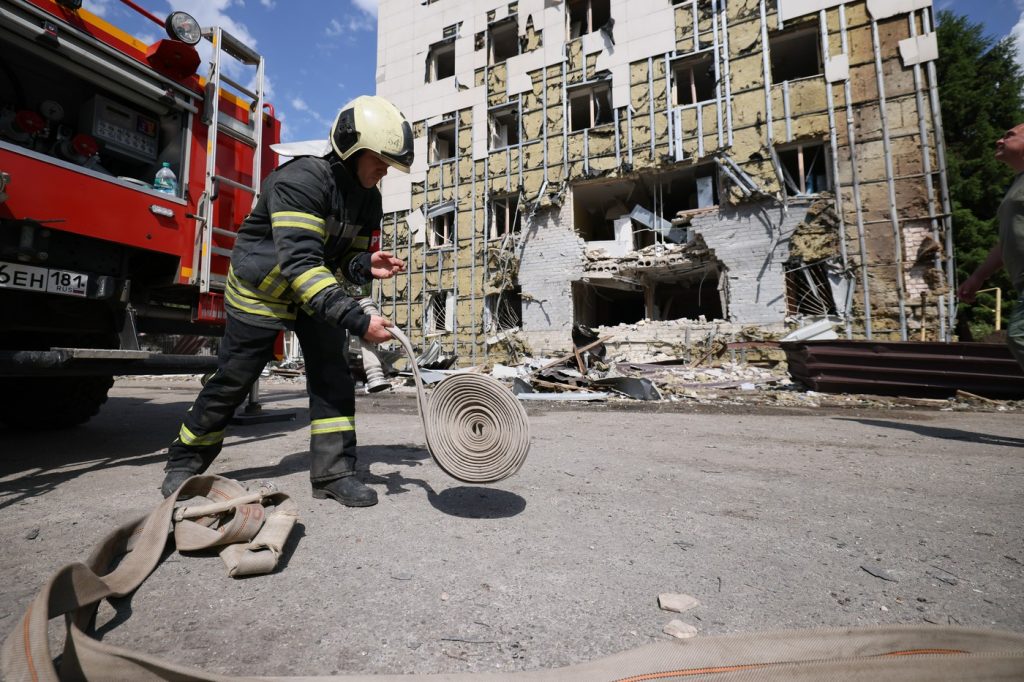 Kievul neagă atacul asupra liceului și acuză Rusia