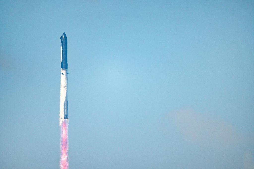SpaceX, compania lui Elon Musk, lansează racheta cea mai puternică vreodată