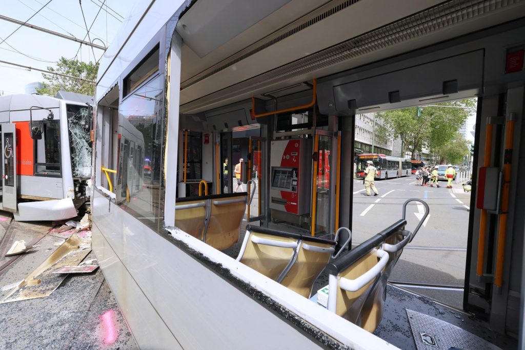 Grav accident în Germania: zeci de răniți după coliziunea a două tramvaie la Düsseldorf