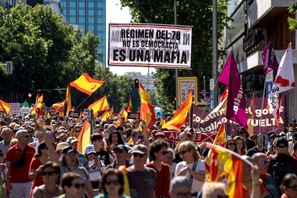 Zeci de mii cer demisia lui Sanchez la Madrid