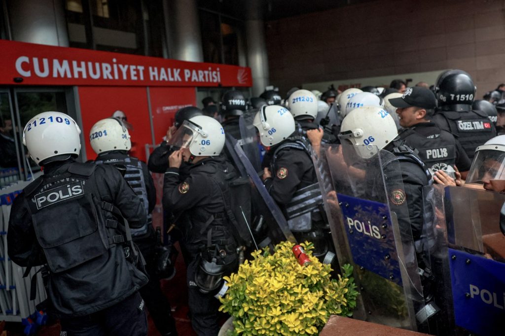 Poliția turcă îi alungă pe liderii opoziției din sediul partidului lor