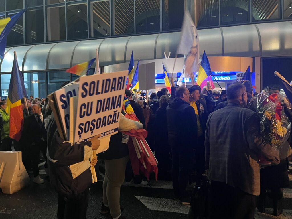 Susținătorii Dianei Șoșoacă protestează la Otopeni după scandalul imunității în Parlamentul European