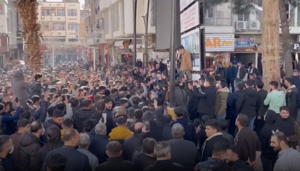 Forţele de ordine turce folosesc tunuri cu apă la Izmir împotriva protestatarilor