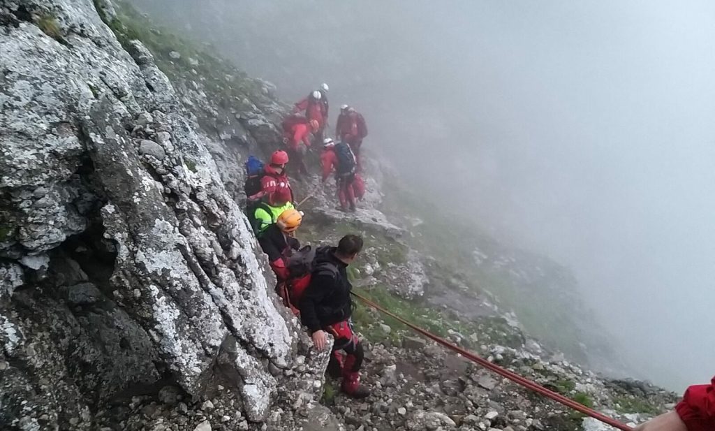 Salvare dramatică în Munţii Bucegi: trei participanţi la „Transilvania 100” salvaţi dintr-o râpă