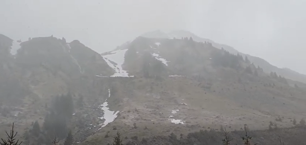 Avalanșe iminente în Argeș: Turiștii, avertizați să ocolească zonele periculoase