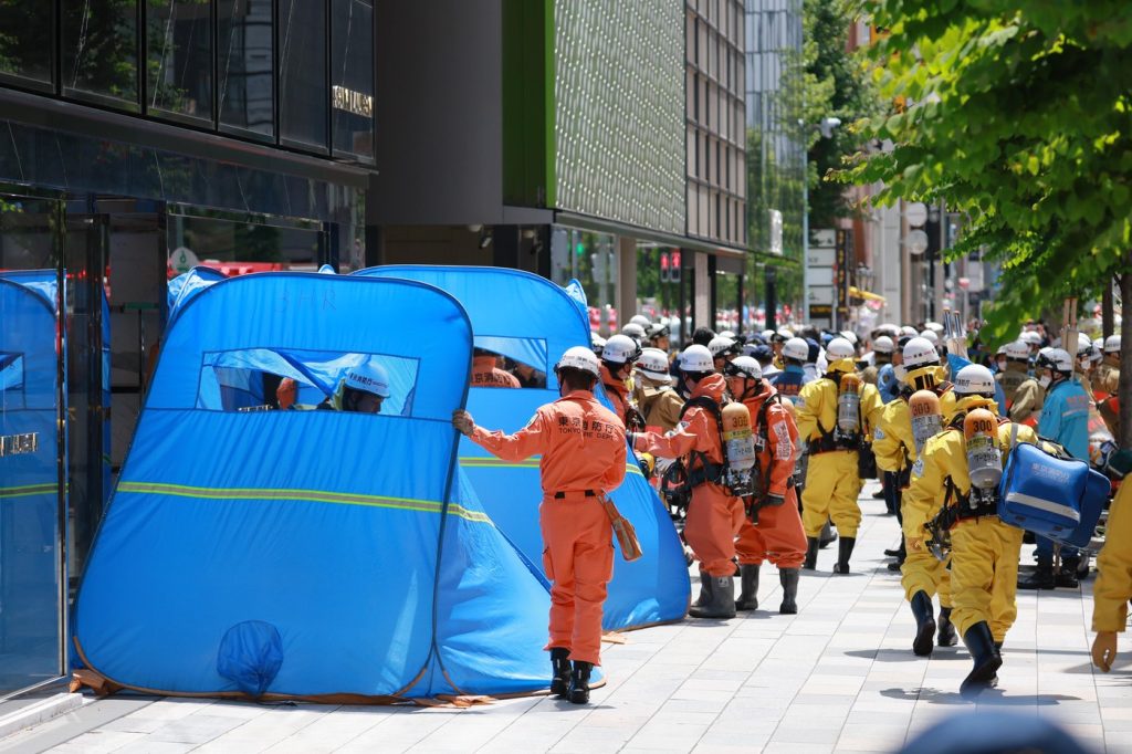 Panică în Tokyo: bărbat pulverizează substanță lângă bancomat în centru comercial de lux