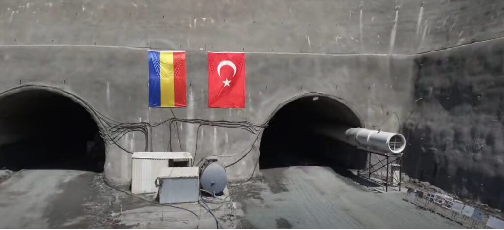 Tunelul de la Robești străpuns pe autostrada Sibiu-Pitești