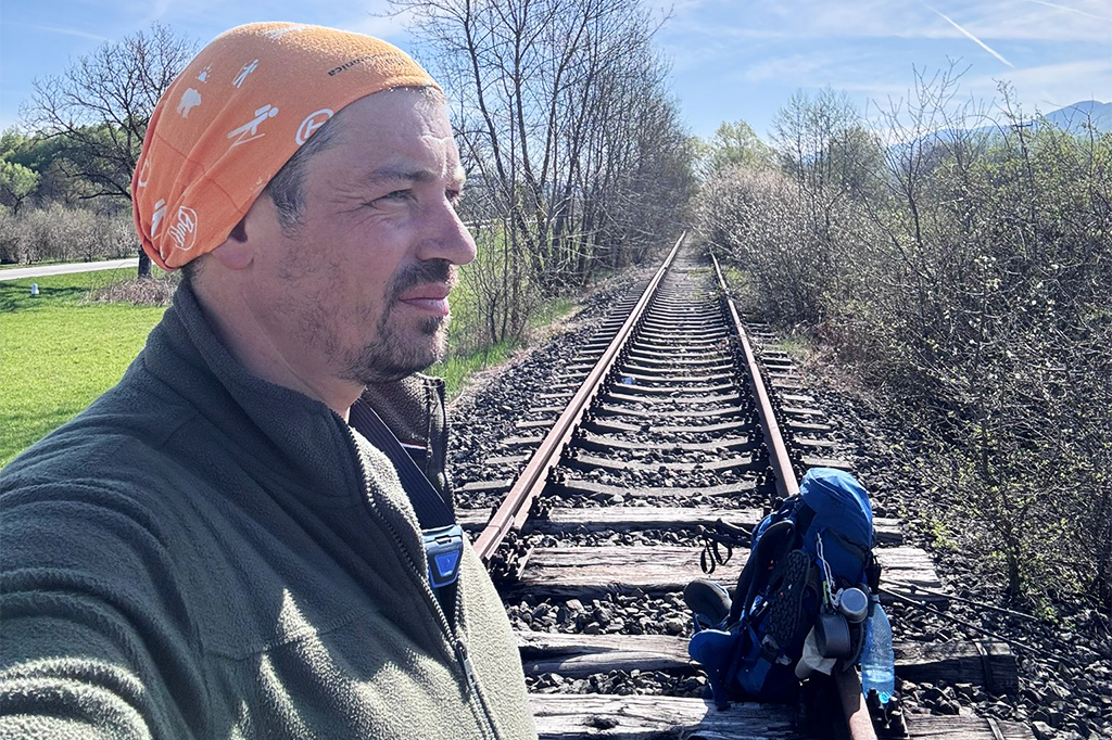 Bărbatul care străbate 1.400 km pe jos prin Transilvania pentru copii.