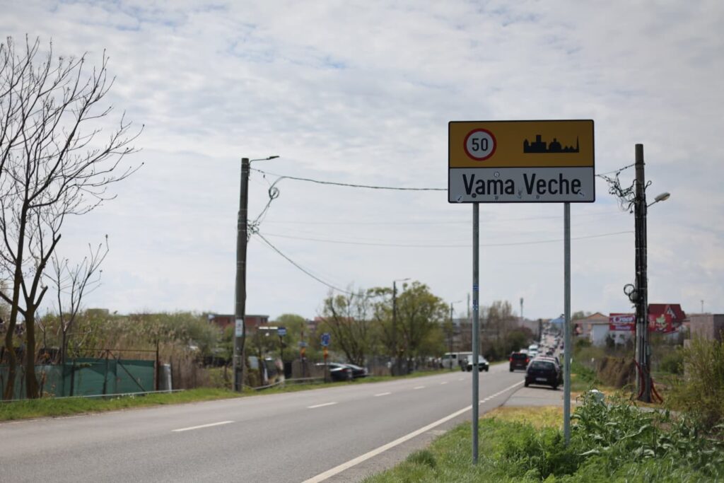 Vânt puternic în Vama Veche, turiștii se distrează printre valuri
