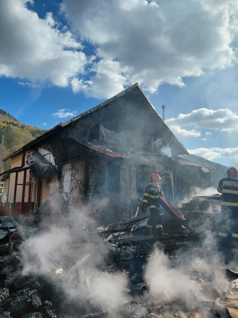 Pompierii din Huedin, mobilizați de urgență: trei incendii într-o zi