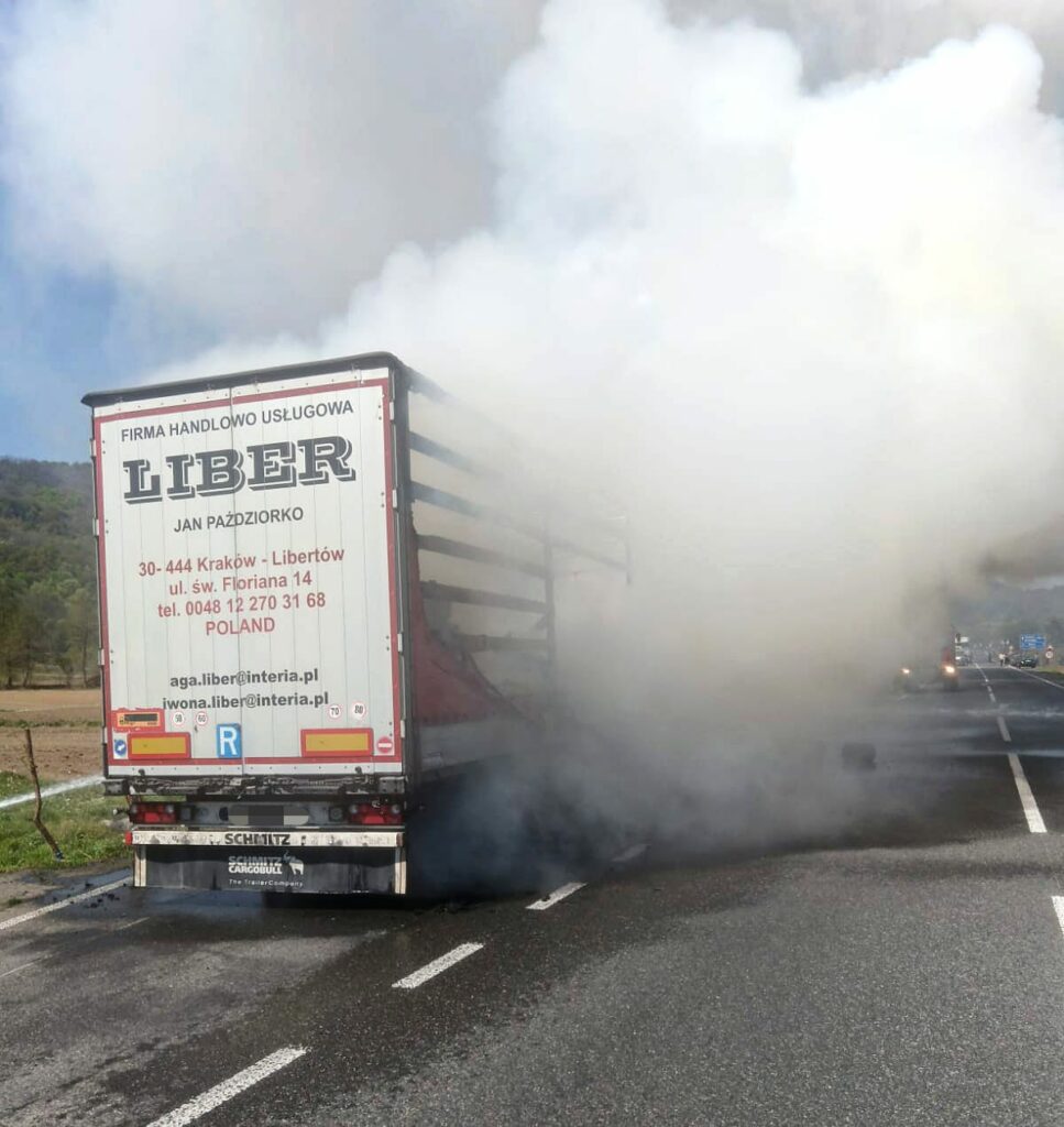 Incendiu la un autotren cu butelii în Caraș Severin