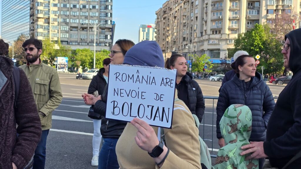 Susținători ai lui Ilie Bolojan se adună în fața Guvernului înainte de moțiune