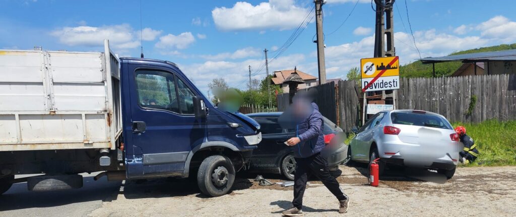 Accident grav în Argeș: 3 mașini implicate, 2 răniți duși la spital
