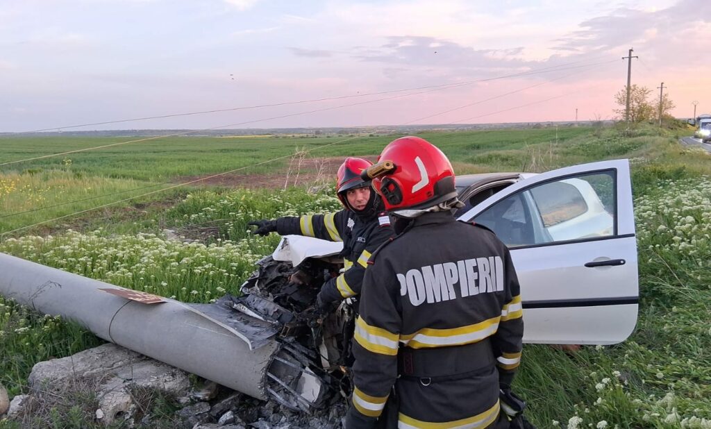 Accident grav pe DN 6: Mașină distrusă după impact cu stâlp, femeie și copil răniți
