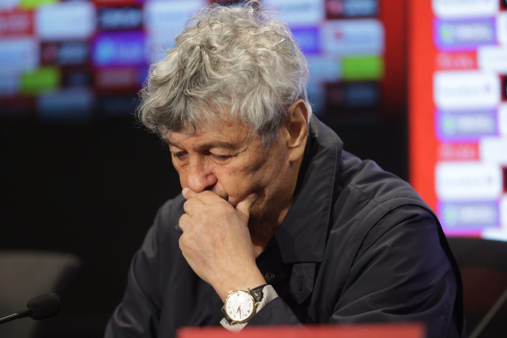 TAROM dăruiește o aeronavă Boeing 737 MAX lui Mircea Lucescu