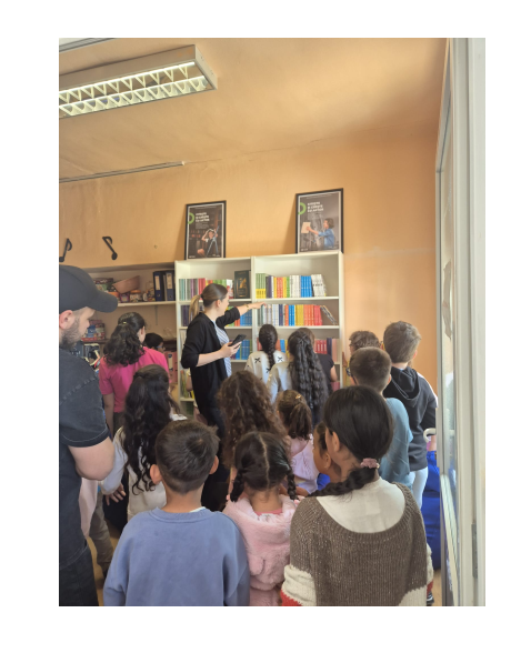 1.300 de copii din trei școli primesc bucurie printr-o donație de cărți