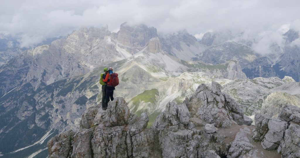 La 87 de ani, un alpinist român redefinese iubirea și limitele vârstei.
