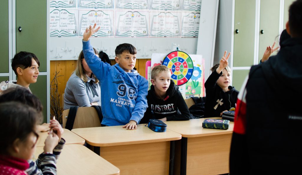 Copii din comunități defavorizate primesc ghid gratuit de sănătate