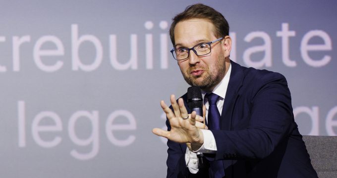 Conferinta publica "Europa la o rascruce - Securitate, Prosperitate si Viitorul Nostru Comun" sustinuta la Cinema Timis din Timisoara
