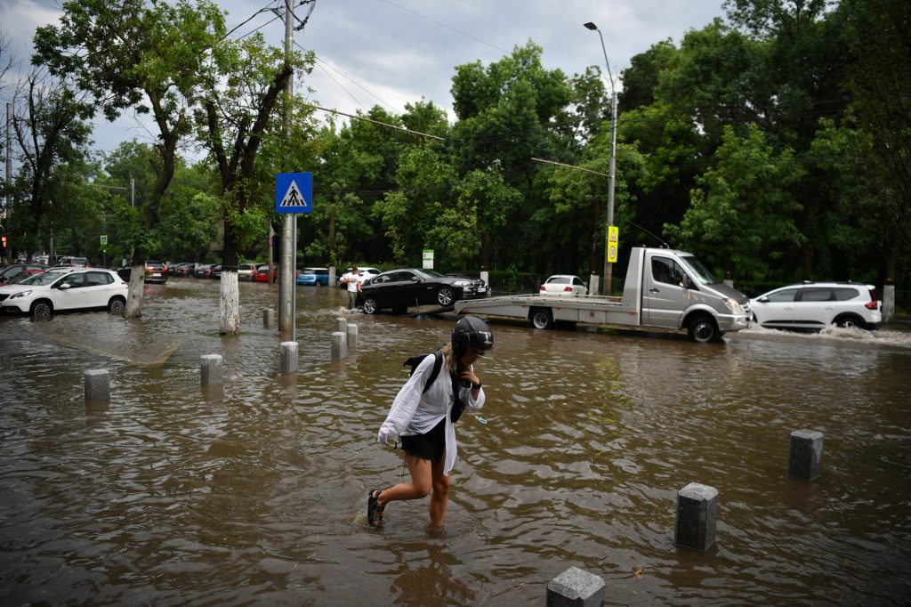 Caniculă în jumătate de țară, furtuni în alte județe