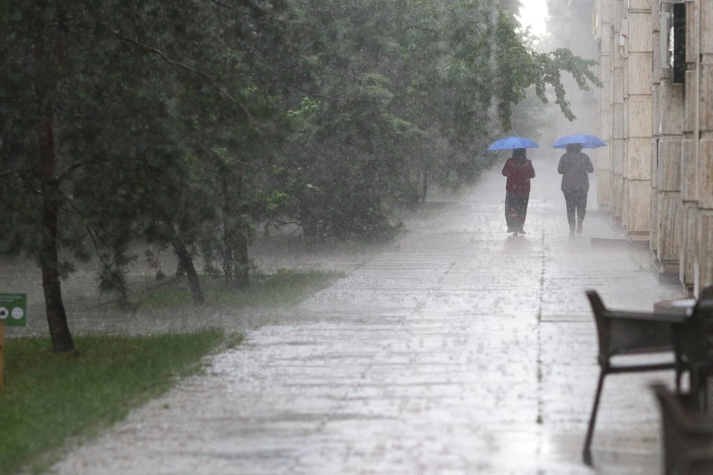 Caniculă și furtuni: noi coduri galbene emise de meteorologi