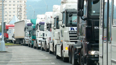Caniculă: Trafic restricționat pe 19 județe pentru vehicule peste 7,5 tone