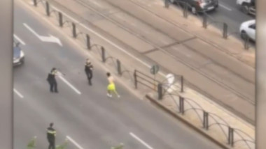 Focuri de armă în București: Poliția urmărește un tânăr care a înjunghiat tatăl