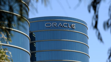 Zeci de mii de locuri de muncă eliminate de AI la Oracle, Amazon și Meta