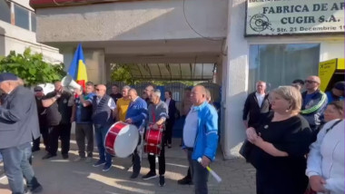 Angajații Fabricii de Arme din Cugir intră în protest: salarii mici, viitor incert