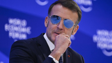 Macron reîntoarce ochelarii de aviator, presa franceză explică motivul