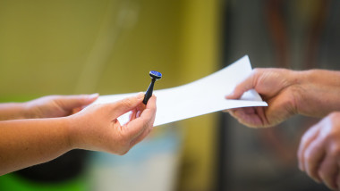 Patru europeni votează partide de extremă dreaptă, crește puterea populismului