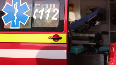 Fetiță de 2 ani, arsuri grave după ce a căzut în ceaunul cu gem fierbinte în Timiș