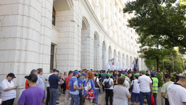 Angajații Finanțelor intră în grevă: mii de oameni protestează joi