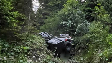Doi răniți după ce mașina a căzut într-o râpă de 10 metri în Bacău